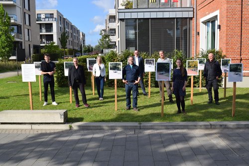 Freuen sich auf zwei spannende Wochen der Freiluft-Ausstellung (von links): Oliver Godow, Projektleiter Bernd Hubl, Melanie Becker, Vorstandsstab LzO, Bernd Arnold, Thomas Mehls, Vorstand Marketing CEWE, Jörg Hemmen, Juliane Herrmann und Roland Steiner. Foto: Stadt Oldenburg