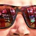 Vorschau: Spiegelung des Tipi-Innenraums in der Sonnenbrille eines Helfers. Foto: Werner Ufferhardt.