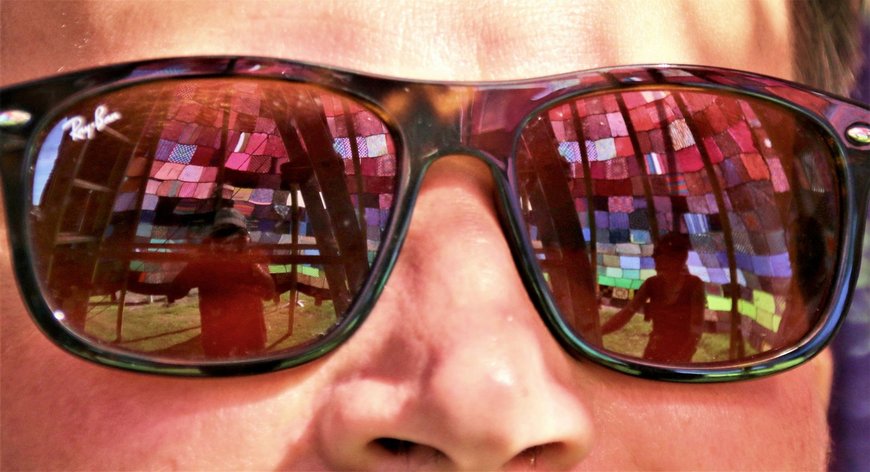 Spiegelung des Tipi-Innenraums in der Sonnenbrille eines Helfers. Foto: Werner Ufferhardt.