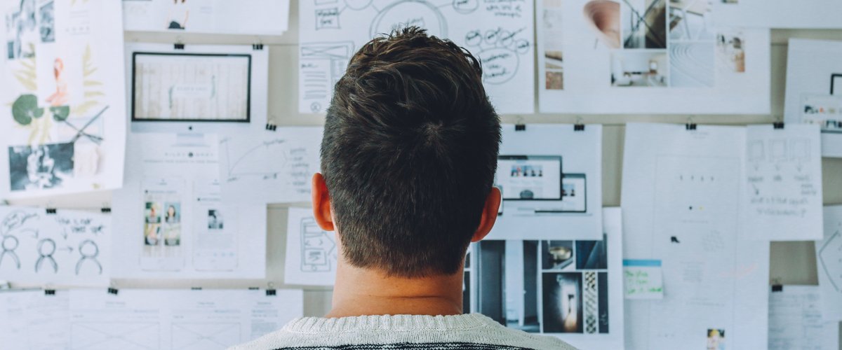 Mann vor einer Pinnwand mit vielen Zetteln. Foto: StartupStockPhotos/Pixabay
