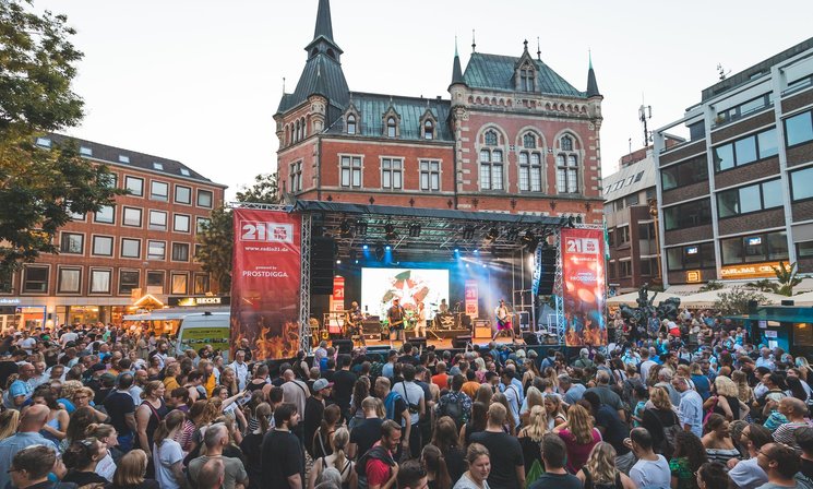 Menschen feiern Stadtfest auf dem Rathausmarkt. Foto: E&M Marketing