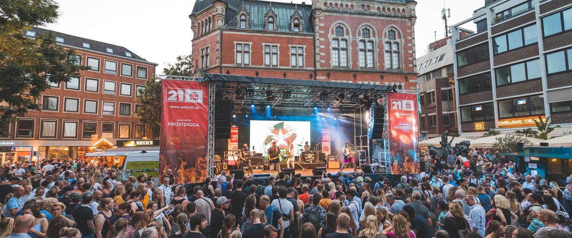 Menschen feiern Stadtfest auf dem Rathausmarkt. Foto: E&M Marketing