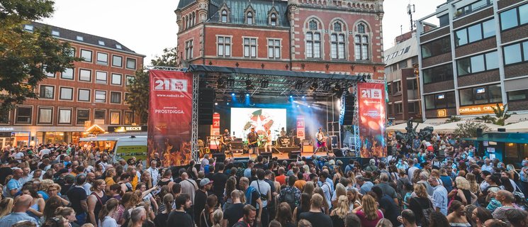 Menschen feiern Stadtfest auf dem Rathausmarkt. Foto: E&M Marketing