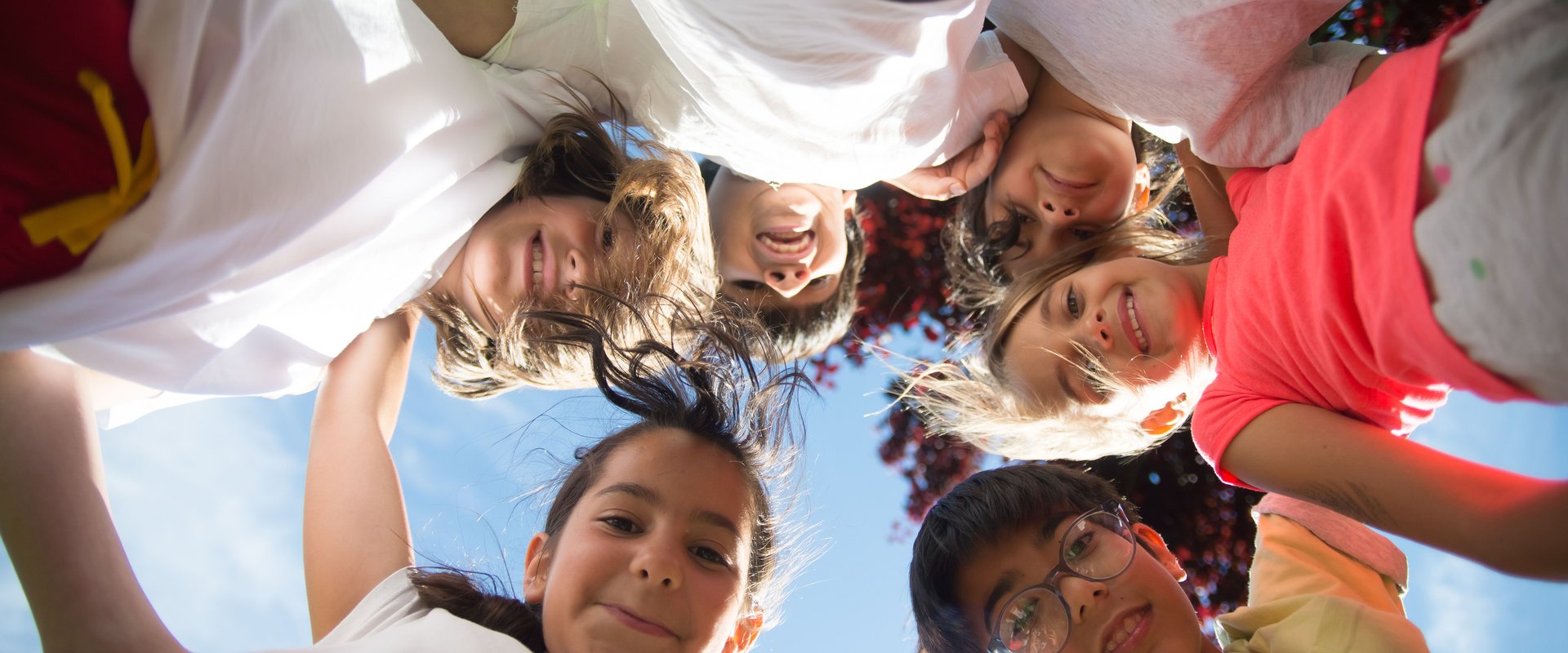 Kindergruppe umarmt sich. Foto: Kampus Production/Pexels