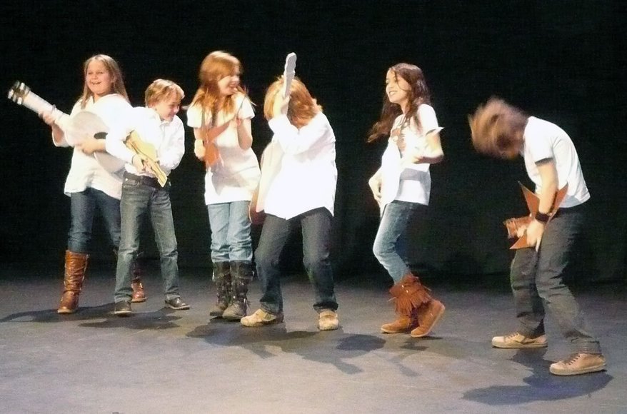 Schülerinnen und Schüler rocken die Bühne. Foto: Stadt Oldenburg