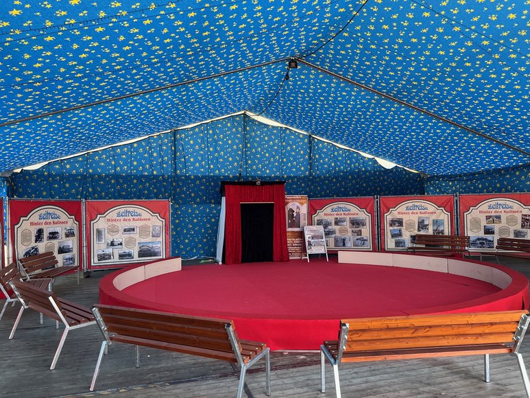 Die Zeitreise beim Aufbau auf dem Kramermarkt am 24. September 2025. Foto: Stadt Oldenburg