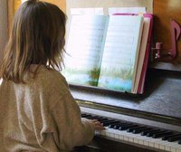 Girl playing piano. Picture: Rainer Sturm/Pixelio.de