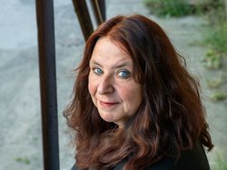 Portraitfoto der Schriftstellerin Annett Gröschner. Foto: Susanne Schleyer/autorenarchiv.de