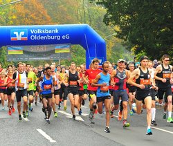 Läuferinnen und Läufer beim Start des 10-Kilometer-City-Laufes. Foto: Oldenburger Marathonverein e.V.