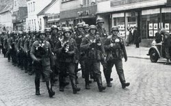 Soldaten marschieren die Lange Straße entlang. Einzug des Infanterie-Regiments 16 nach dem Kriegseinsatz in den Niederlanden, 1940. Quelle: Oldenburgische Landschaft, Heinrich Kunst