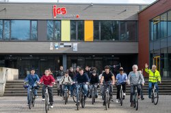 Klaus Fuhrken (rechts), Vorstand ADFC Oldenburg, Jürgen Pieper (zweiter von rechts), Vorstandsvorsitzender VCD Oldenburg und Schülerinnen und Schüler der IGS Kreyenbrück radeln die Auftaktrunde für den Wettbewerb "FahrRad!". Foto: Sascha Stüber Klaus Fuhrken (rechts im Bild), Vorstandsmitglied ADFC Oldenburg, Jürgen Pieper (zweiter von rechts), Vorstandsvorsitzender VCD Oldenburg und Schülerinnen und Schüler der IGS Kreyenbrück radeln die Auftaktrunde für den Wettbewerb "FahrRad!". Foto: Sascha Stüber