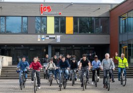 Klaus Fuhrken (rechts im Bild), Vorstandsmitglied ADFC Oldenburg, Jürgen Pieper (zweiter von rechts), Vorstandsvorsitzender VCD Oldenburg und Schülerinnen und Schüler der IGS Kreyenbrück radeln die Auftaktrunde für den Wettbewerb "FahrRad!". Foto: Sascha Stüber