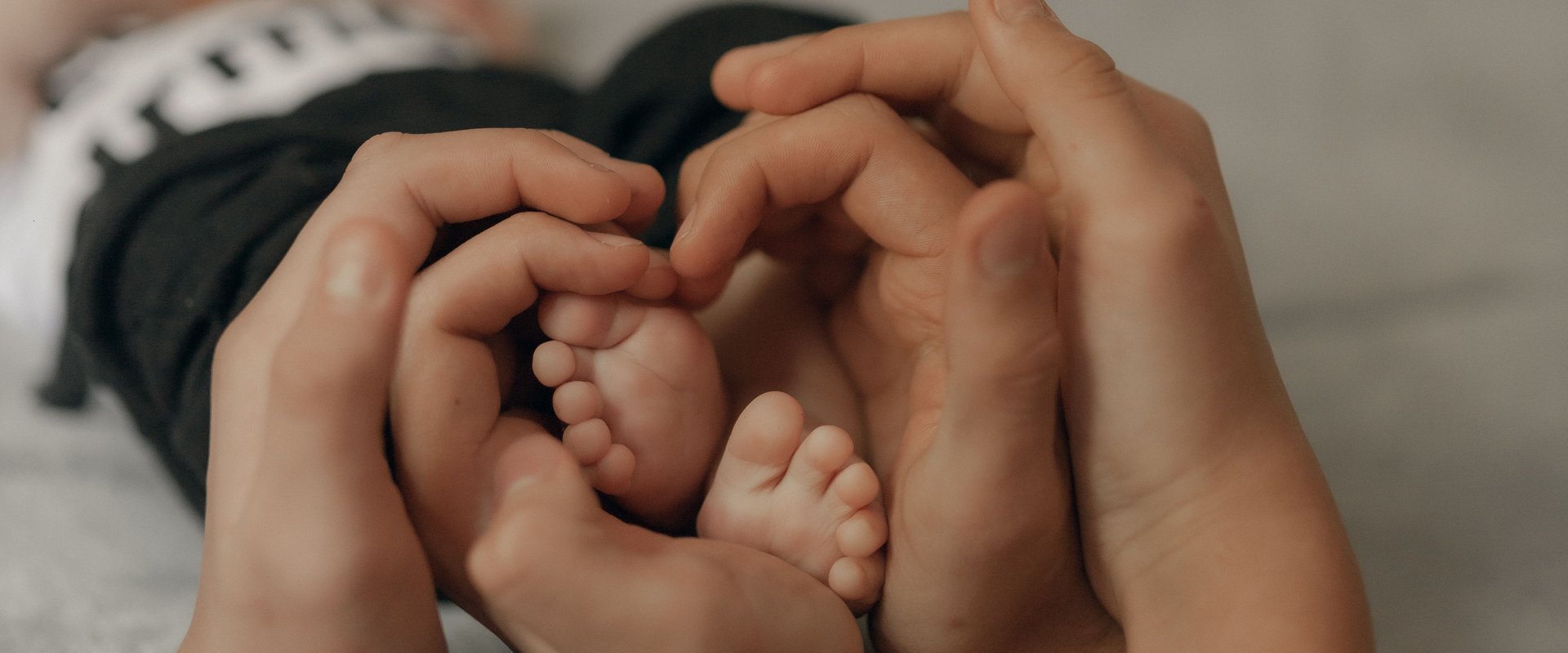 Eltern halten Babyfüße. Foto: Alexander Mass/Pexels