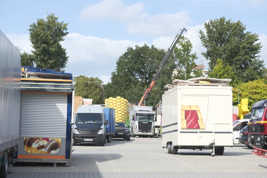 Kranarbeiten beim Aufbau auf dem Kramermarkt am 22. September 2025. Foto: Sascha Stüber