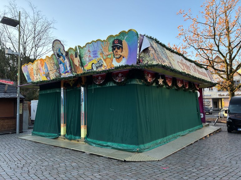 Das Kinderkarussell auf dem Schloßplatz beim Aufbau auf dem Lamberti-Markt am 20. November 2025. Foto: Stadt Oldenburg