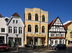 Repräsentative Fassaden am Oldenburger Schlossplatz. Foto: Hans-Jürgen Zietz