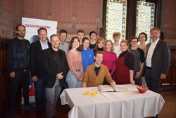 Oberbürgermeister Jürgen Krogmann (rechts) empfing das Ensemble vom Rose Youth Theatre aus Kingston gemeinsam mit Generalintendant Christian Firmbach (2. von links) im Rathaus. Foto: Stadt Oldenburg Oberbürgermeister Jürgen Krogmann (rechts) empfing das Ensemble vom Rose Youth Theatre aus Kingston gemeinsam mit Generalintendant Christian Firmbach (2. von links) im Rathaus. Foto: Stadt Oldenburg