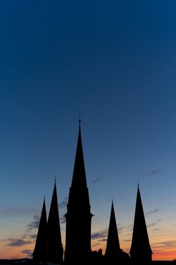 Türme der St. Lambertikirche in der Abenddämmerung. Foto: Paul Schwartzkopff