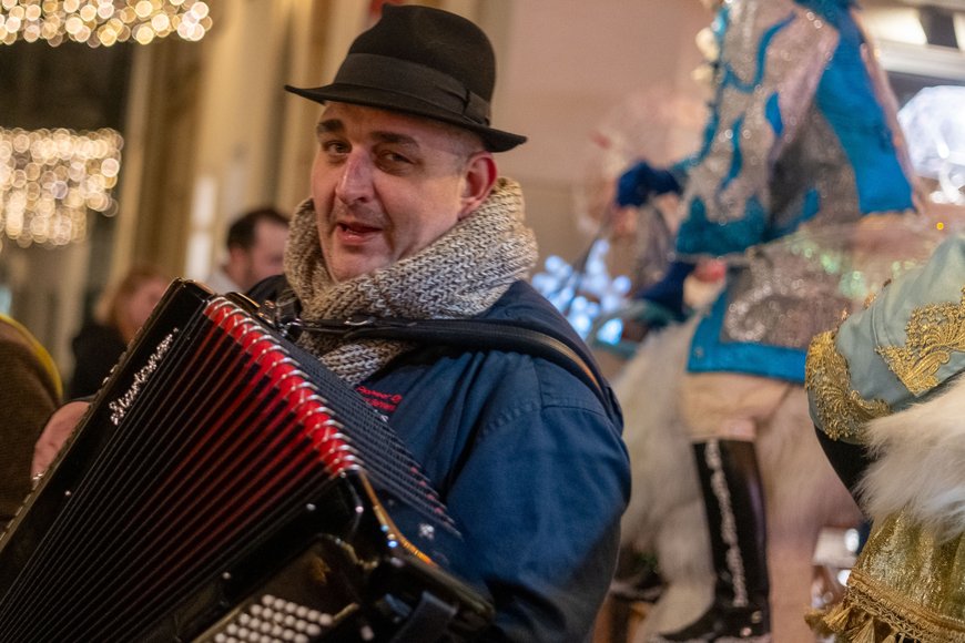 Ein Musiker beim weihnachtlichen Laternenwandern zum Lamberti-Markt 2024. Foto: Sascha Stüber