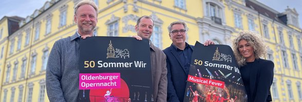 Vor der Kulisse des Schlosses werben Oberbürgermeister Jürgen Krogmann (2. von rechts), Generalintendant Georg Heckel (links) sowie die Stadtfest-Organisatoren Reinke Haar und Janet Lüschen für den Konzertabend „Musical Fever“ und die Oldenburger Opernnacht. Foto: Stadt Oldenburg