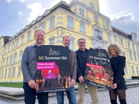 Vor der Kulisse des Schlosses werben Oberbürgermeister Jürgen Krogmann (2. von rechts), Generalintendant Georg Heckel (links) sowie die Stadtfest-Organisatoren Reinke Haar und Janet Lüschen für den Konzertabend „Musical Fever“ und die Oldenburger Opernnacht. Foto: Stadt Oldenburg