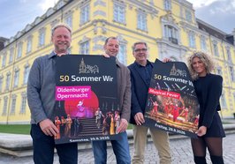 Vor der Kulisse des Schlosses werben Oberbürgermeister Jürgen Krogmann (2. von rechts), Generalintendant Georg Heckel (links) sowie die Stadtfest-Organisatoren Reinke Haar und Janet Lüschen für den Konzertabend „Musical Fever“ und die Oldenburger Opernnacht. Foto: Stadt Oldenburg