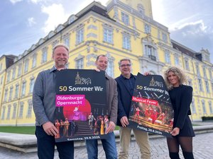 Vor der Kulisse des Schlosses werben Oberbürgermeister Jürgen Krogmann (2. von rechts), Generalintendant Georg Heckel (links) sowie die Stadtfest-Organisatoren Reinke Haar und Janet Lüschen für den Konzertabend „Musical Fever“ und die Oldenburger Opernnacht. Foto: Stadt Oldenburg
