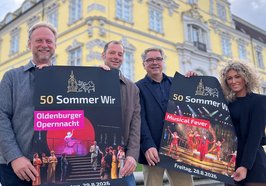 Vor der Kulisse des Schlosses werben Oberbürgermeister Jürgen Krogmann (2. von rechts), Generalintendant Georg Heckel (links) sowie die Stadtfest-Organisatoren Reinke Haar und Janet Lüschen für den Konzertabend „Musical Fever“ und die Oldenburger Opernnacht. Foto: Stadt Oldenburg