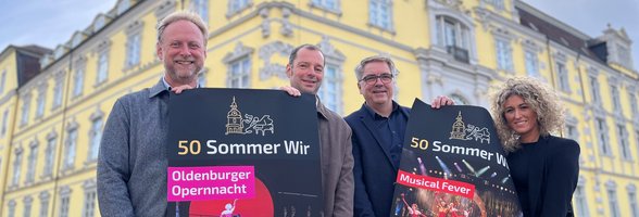 Vor der Kulisse des Schlosses werben Oberbürgermeister Jürgen Krogmann (2. von rechts), Generalintendant Georg Heckel (links) sowie die Stadtfest-Organisatoren Reinke Haar und Janet Lüschen für den Konzertabend „Musical Fever“ und die Oldenburger Opernnacht. Foto: Stadt Oldenburg