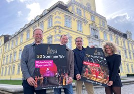 Vor der Kulisse des Schlosses werben Oberbürgermeister Jürgen Krogmann (2. von rechts), Generalintendant Georg Heckel (links) sowie die Stadtfest-Organisatoren Reinke Haar und Janet Lüschen für den Konzertabend „Musical Fever“ und die Oldenburger Opernnacht. Foto: Stadt Oldenburg