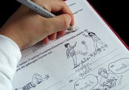 Linkshänder füllt mit Bleistift Übungen in einem Heft aus. Foto: Creature/Pixelio.de