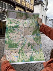Aufgefalteter Stadtplan vor dem Degodehaus Foto: Stadt Oldenburg