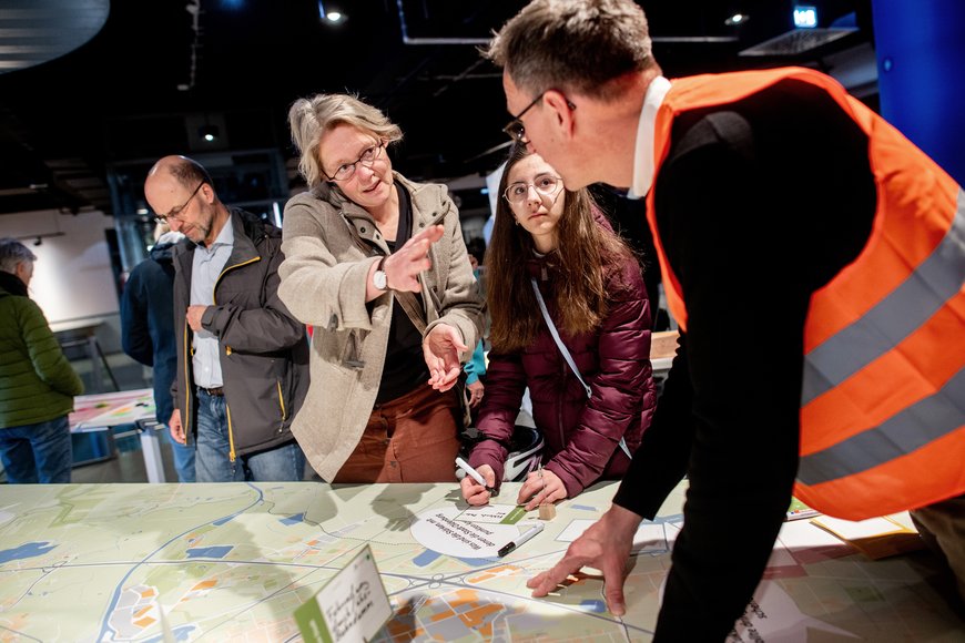 Aufmerksames Zuhören einer Familie durch einen Mitarbeiter der Stadtverwaltung. Foto: Hauke-Christian Dittrich