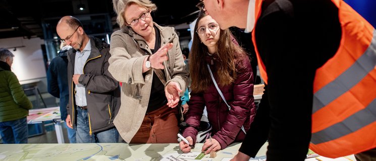 Aufmerksames Zuhören einer Familie durch einen Mitarbeiter der Stadtverwaltung. Foto: Hauke-Christian Dittrich
