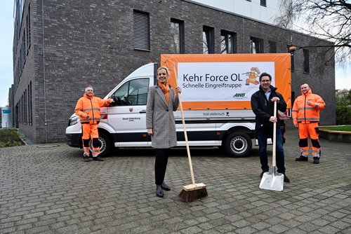 Stellten das neue E-Fahrzeug vor: (von links) Wolfgang Gabbert (AWB), Dezernentin Dr. Julia Figura, Volker Schneider-Kühn (AWB) und Kevin Moege (AWB). Foto: Sascha Stüber