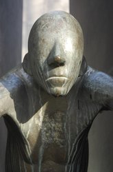 Das Gesicht der Skulptur „Mann aus der Enge heraustretend“. Foto: Stadt Oldenburg