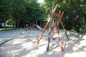 Marktplatz Bloherfelde, Bild des Spielplatzes auf dem Marktplatz mit Klettergerüsten. Foto: Stadt Oldenburg