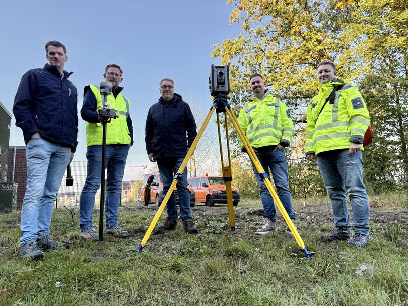 Oberbürgermeister Jürgen Krogmann (Mitte) unterstützte das Team des Fachdienstes Geo und Daten bei seinem Schnupperpraktikum bei Vermessungstätigkeiten. Foto: Stadt Oldenburg