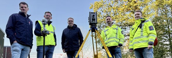Oberbürgermeister Jürgen Krogmann (Mitte) unterstützte das Team des Fachdienstes Geo und Daten bei seinem Schnupperpraktikum bei Vermessungstätigkeiten. Foto: Stadt Oldenburg