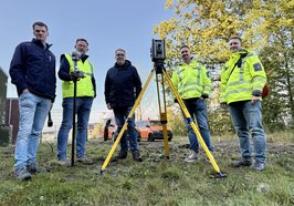 Oberbürgermeister Jürgen Krogmann (Mitte) unterstützte das Team des Fachdienstes Geo und Daten bei seinem Schnupperpraktikum bei Vermessungstätigkeiten. Foto: Stadt Oldenburg