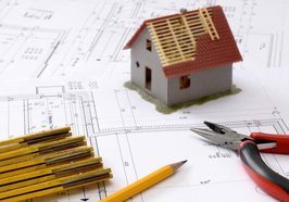 Planung für einen Hausbau mit Bauplan, Zollstock, Stift und Zange. Foto: Annette/Pixabay
