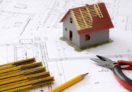 Planung für einen Hausbau mit Bauplan, Zollstock, Stift und Zange. Foto: Annette/Pixabay