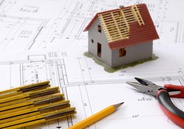 Planung für einen Hausbau mit Bauplan, Zollstock, Stift und Zange. Foto: Annette/Pixabay