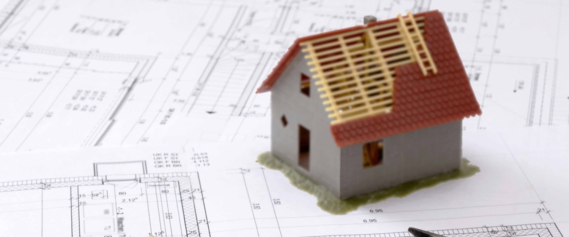 Planung für einen Hausbau mit Bauplan, Zollstock, Stift und Zange. Foto: Annette/Pixabay
