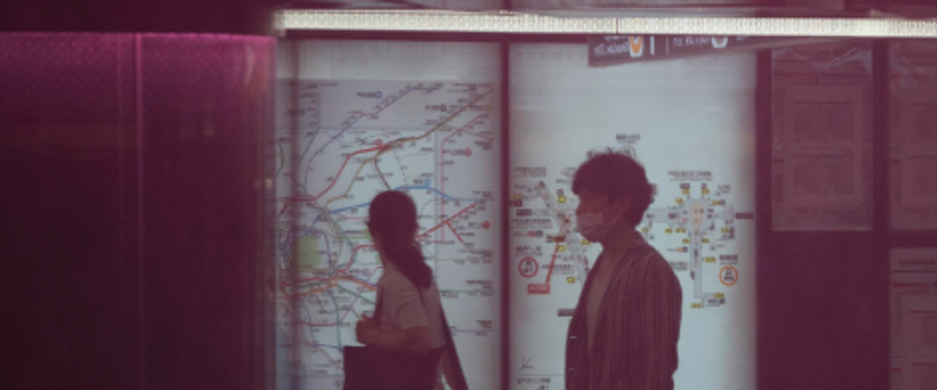 Titelbild des Flyers „Stalking – Handlungsmöglichkeiten und Beratungsstellen“. Grafik: Stadt Oldenburg/Freepik.com