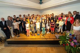 Gruppenbild mit Beteiligten der Bildungspaten- und Jobpatenprojekte im Kulturzentrum PFL. Foto: Sascha Stüber Gruppenbild mit Beteiligten der Bildungspaten- und Jobpatenprojekte im Kulturzentrum PFL. Foto: Sascha Stüber