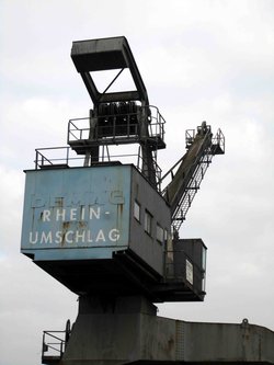 Alter Hafenkran (Rhein Umschlag). Foto: Rolf Scharfenberg