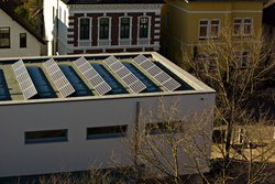 Solaranlage auf einem Hausdach. Foto: Adobe Stock/PictureP