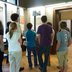 Vorschau: Jugendliche betrachten ein Poster an einer Wand. Foto: Stadt Oldenburg