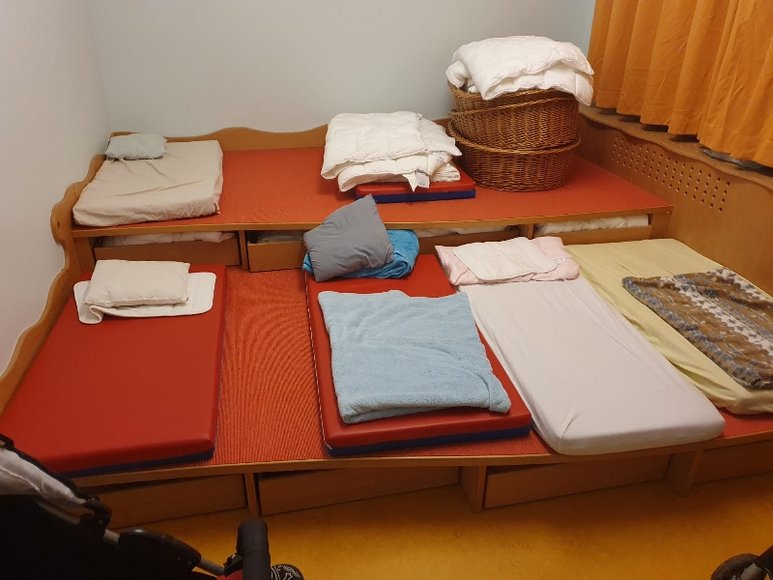 Schlafbereich mit Matratzen und Decken in der Käfergruppe. Foto: Stadt Oldenburg